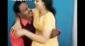 Desi Girl在热门视频中被客户接吻并感受到 1 敏 00 sec