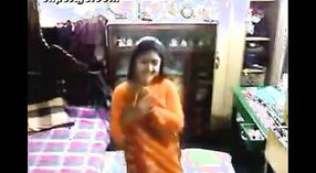 Индийское секс-видео с участием потрясающей учительницы в сари и блузке 2 минута 00 сек