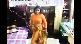 Индийское секс-видео с участием потрясающей учительницы в сари и блузке 2 минута 50 сек