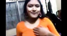 Videos de sexo indio con una maestra impresionante en sari y blusa 3 mín. 40 sec