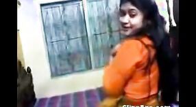 Vidéos de sexe indien mettant en vedette un superbe professeur en saree et chemisier 5 minute 20 sec