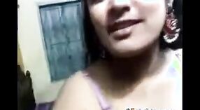 Indiano sesso video con un splendida insegnante in saree e camicetta 7 min 00 sec