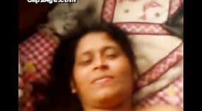 Desi esposa de Sri Lanka atrapado engañando a joven amante 1 mín. 20 sec