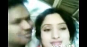 Videos de sexo indio con una adolescente Bhojpuri y su amante en un entorno al aire libre 1 mín. 10 sec