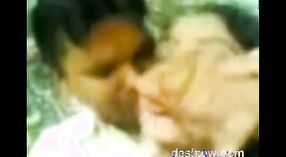 屋外でのBhojpuriのティーンと彼女の恋人をフィーチャーしたインドのセックスビデオ 0 分 0 秒