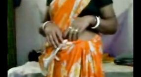 Video seks India yang menampilkan seorang wanita dewasa di desa 1 min 00 sec