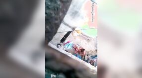 Indisches sexvideo mit tantchens Badesitzung im Freien 1 min 50 s