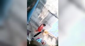 Indisches sexvideo mit tantchens Badesitzung im Freien 4 min 50 s