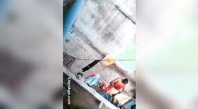 Video de sexo indio con la sesión de baño al aire libre de la tía 5 mín. 50 sec