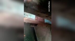 Indisches sexvideo mit tantchens Badesitzung im Freien 0 min 0 s