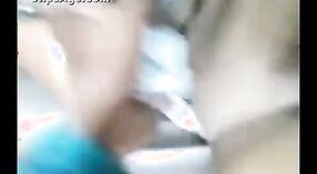 Película de sexo indio amateur con una joven escort en un coche 2 mín. 20 sec