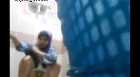 Indiase seks video featuring onschuldig tiener in de badkamer 0 min 0 sec