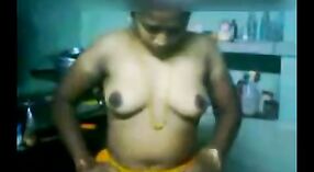 Desi milf in jurk performs een gratis porno show voor haar lover 0 min 0 sec