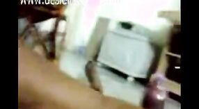 Desi Aunty Sanjana在这个免费的色情视频中给了一张热气腾腾的打手枪 2 敏 50 sec