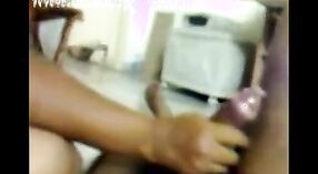 দেশি আন্টি সানজানা এই ফ্রি পর্ন ভিডিওতে একটি বাষ্পীয় হ্যান্ডজব দেয় 0 মিন 0 সেকেন্ড