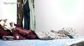 Indische Sexfilme mit der Ankleidesitzung einer Delhi-Tante auf versteckter Kamera 0 min 0 s