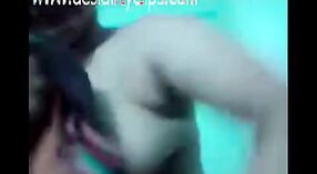 Vidéo de sexe indien mettant en vedette une Desi bhabi plantureuse 2 minute 20 sec