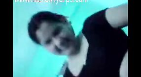 Vidéo de sexe indien mettant en vedette une Desi bhabi plantureuse 5 minute 00 sec