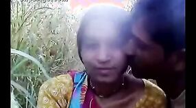 Индийские секс-видео с участием мужчины и его жены на открытом воздухе 0 минута 0 сек