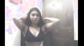 Chica universitaria india se desnuda en la webcam gratis 1 mín. 00 sec