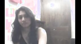 Chica universitaria india se desnuda en la webcam gratis 1 mín. 10 sec