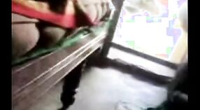Video seks India yang menampilkan sepupu cantik dengan payudara besar 1 min 20 sec