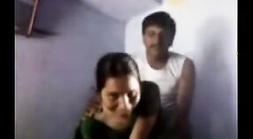 Video seks India yang menampilkan sepupu cantik dengan payudara besar 1 min 00 sec
