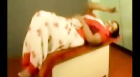 Szybki i satysfakcjonujący seks z sąsiadem bhabi w tym amatorskim filmie porno 3 / min 20 sec
