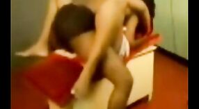 Szybki i satysfakcjonujący seks z sąsiadem bhabi w tym amatorskim filmie porno 6 / min 20 sec
