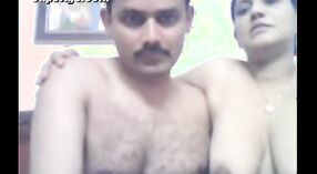 インドのカップルは、無料のクリップでウェブカメラのセックスにふける 2 分 00 秒
