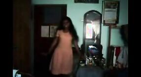Индийское секс-видео с участием молодой девушки, раздевающейся в любительском видео 0 минута 0 сек
