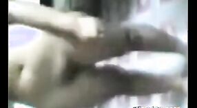 Video de sexo indio con un maestro desnudándose para estudiantes en cámara gratis 2 mín. 30 sec