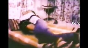 Vidéos de sexe indien mettant en vedette une jeune fille Mallu sur le lit 3 minute 40 sec