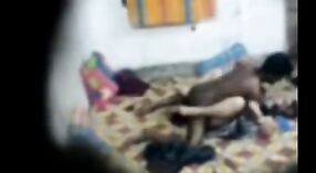 Amateurvideo einer geilen bengalischen Bhabi, die ihren jungen Schwanz testet 2 min 00 s