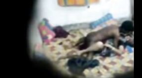 Amateurvideo einer geilen bengalischen Bhabi, die ihren jungen Schwanz testet 2 min 20 s