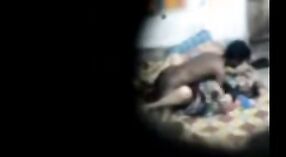 Amateurvideo einer geilen bengalischen Bhabi, die ihren jungen Schwanz testet 2 min 40 s