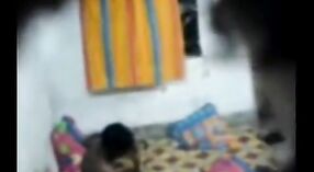 Amateurvideo einer geilen bengalischen Bhabi, die ihren jungen Schwanz testet 3 min 20 s