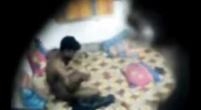 Amateurvideo einer geilen bengalischen Bhabi, die ihren jungen Schwanz testet 3 min 40 s