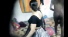 Любительское видео похотливой бенгальской Бхаби, испытывающей свой молодой член 4 минута 20 сек