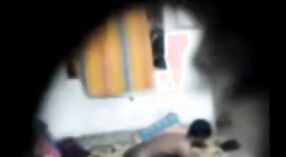 Amateurvideo einer geilen bengalischen Bhabi, die ihren jungen Schwanz testet 0 min 40 s