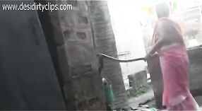 Vidéo porno indienne mettant en vedette une tante du village desi se baignant dans leur cadre naturel 2 minute 10 sec
