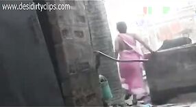 印度色情视频在他们的自然环境中以desi村沐浴的阿姨为特色 2 敏 40 sec