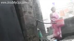 Vidéo porno indienne mettant en vedette une tante du village desi se baignant dans leur cadre naturel 3 minute 00 sec