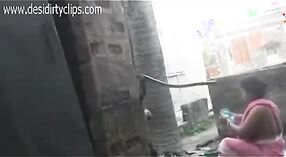 Indyjski porno wideo featuring an aunty z the desi village bathing w ich naturalny setting 3 / min 30 sec