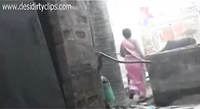 인도 르 동영상 특징 인 아줌마 서 이 데시 마을 목욕 에 그 자연 설정 0 최소 0 초
