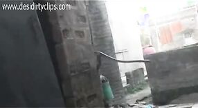 Indyjski porno wideo featuring an aunty z the desi village bathing w ich naturalny setting 0 / min 30 sec