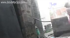 فيديو إباحي هندي يعرض عمتي من قرية ديسي تستحم في محيطها الطبيعي 0 دقيقة 40 ثانية