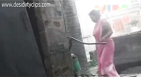 Indyjski porno wideo featuring an aunty z the desi village bathing w ich naturalny setting 1 / min 00 sec
