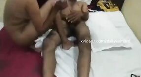 HD-Video einer heißen und dampfenden Sexszene mit einem tamilischen Paar 6 min 10 s