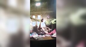 देसी युगल इस वीडियो में एक जंगली घर सेक्स सत्र आनंद मिलता है 3 मिन 40 एसईसी